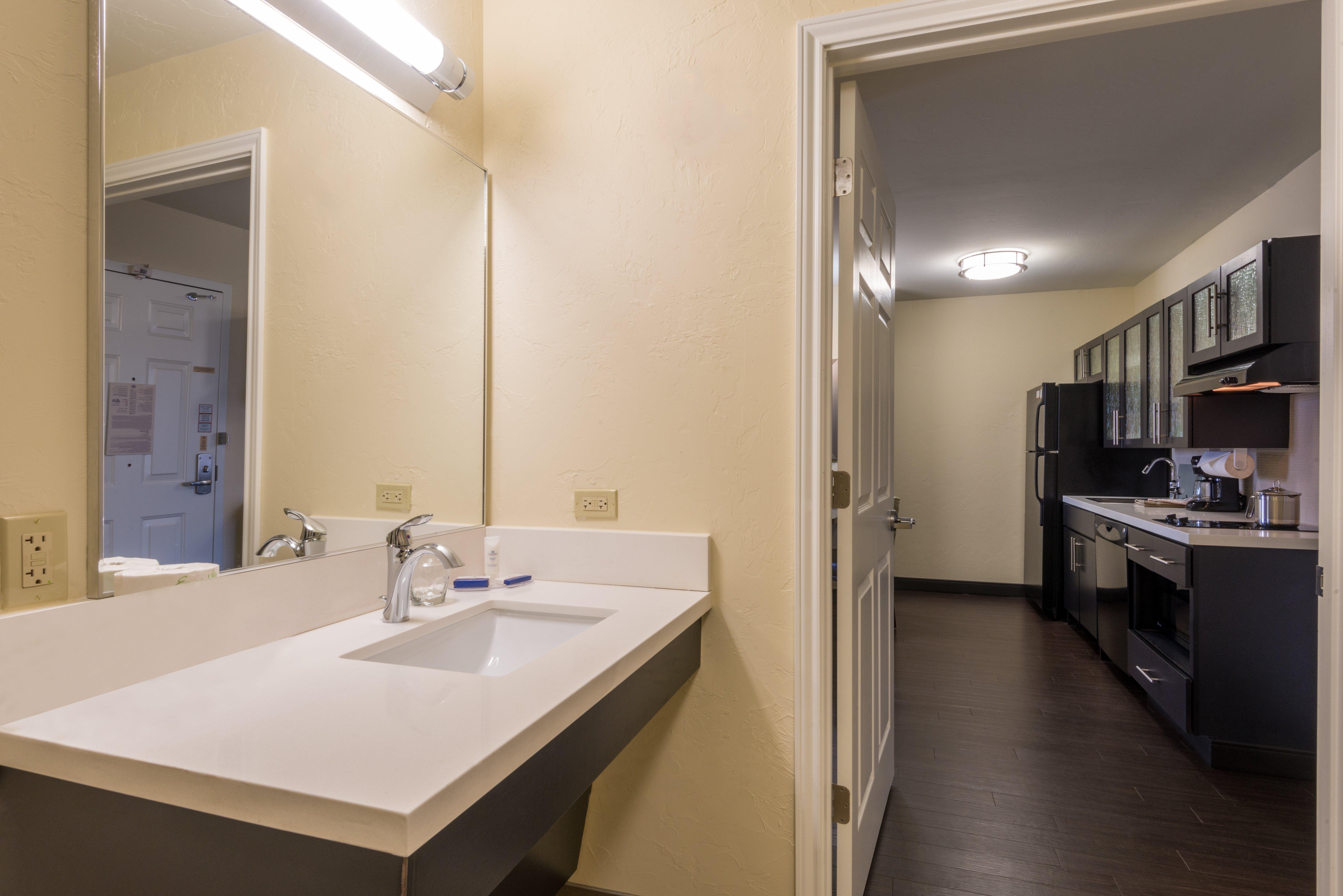 Candlewood Suites Del City By Ihg Exteriör bild