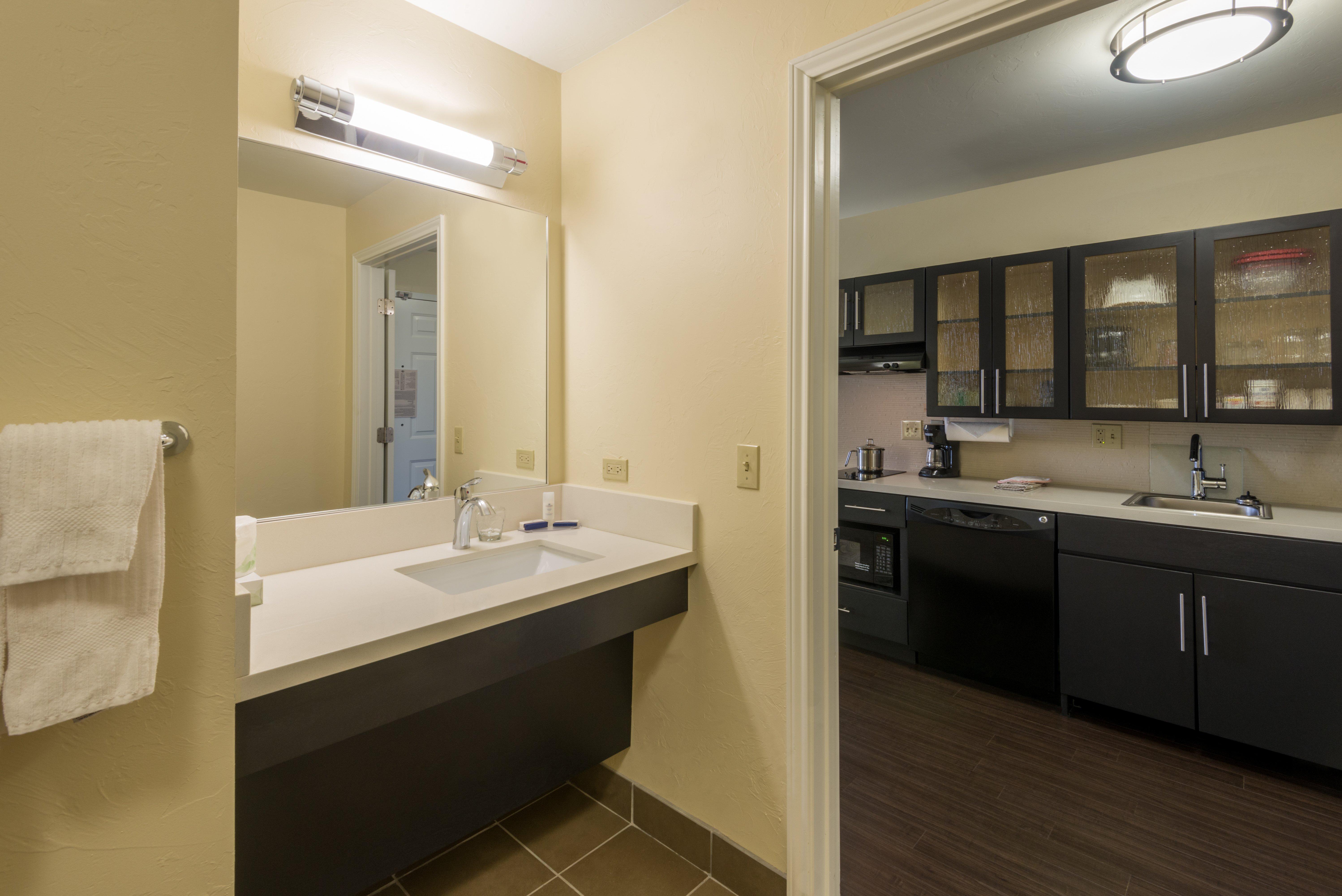 Candlewood Suites Del City By Ihg Exteriör bild